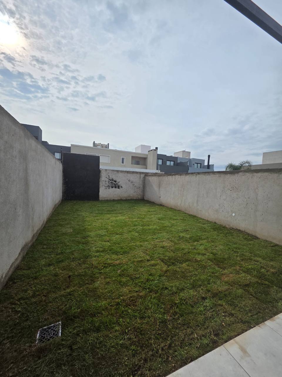 Jardín verde con sistema de riego